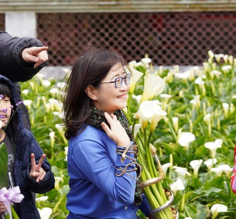 林副市長配戴赤腹游蛇概念飾品及與海芋合影