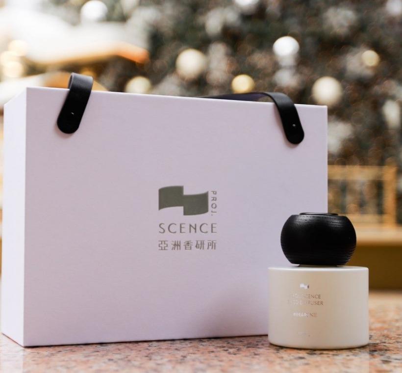 亞洲香研所合作推出「霧櫻山徑」擴香瓶，以陽明山自然意象為靈感。