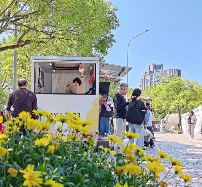 台北杜鵑花季系列活動，不只能賞花，週末現場也有各式餐車提供餐飲點心，趁花季結束前來場有吃有玩的花卉體驗吧！