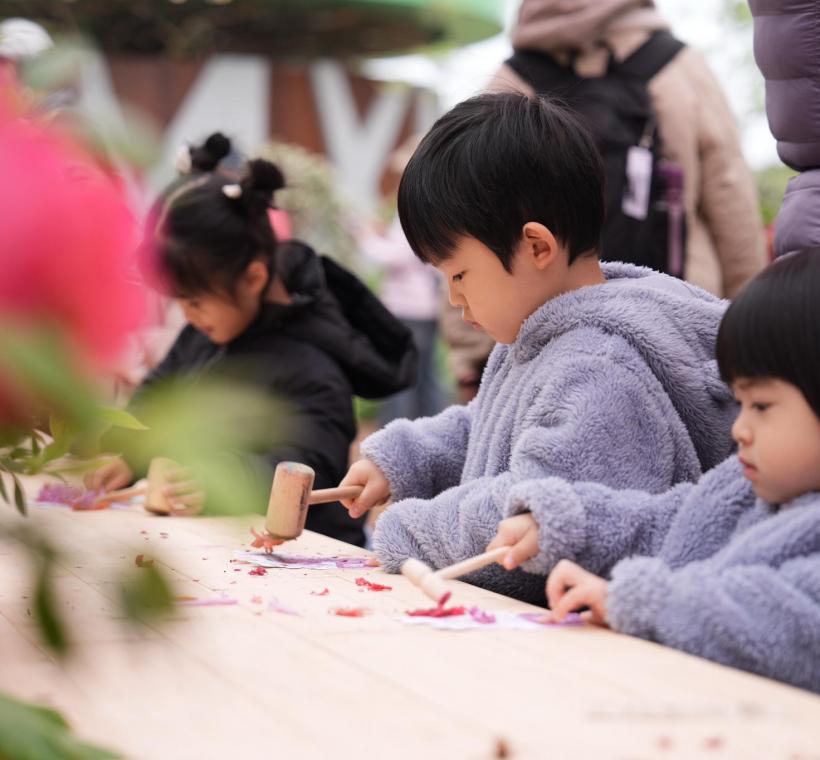 杜鵑敲敲畫3.0」，大朋友小朋友都可以一起參與同樂，留下花季的專屬回憶。