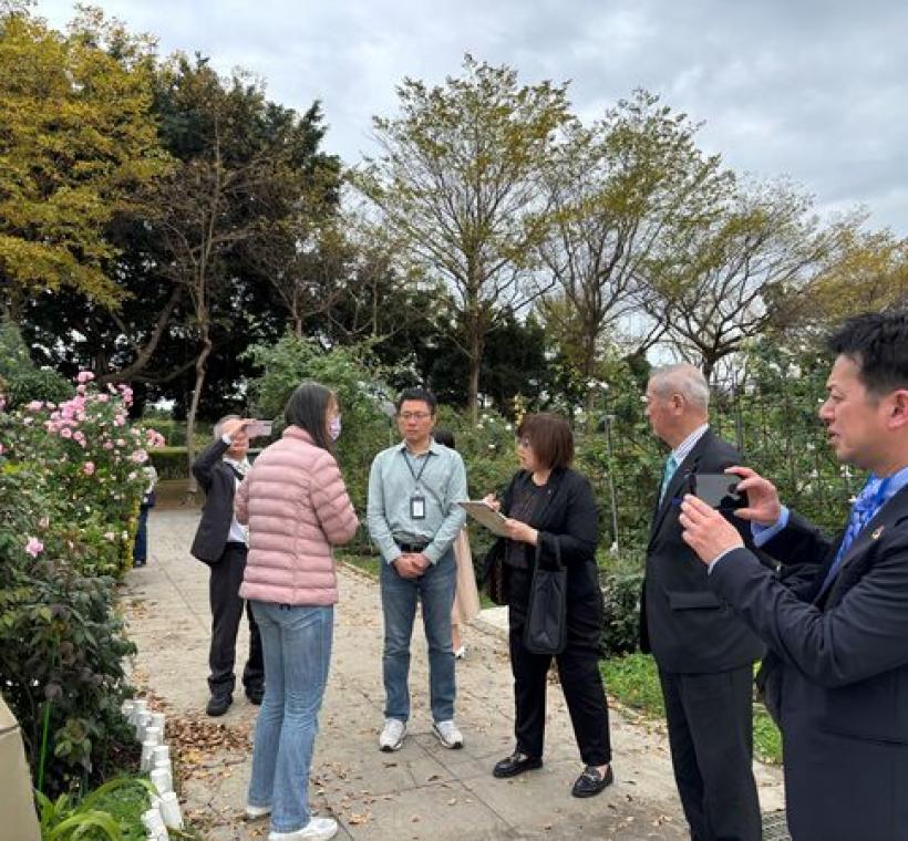 礪波市長夏野修率領代表團，與圓山所進行園藝技術交流。