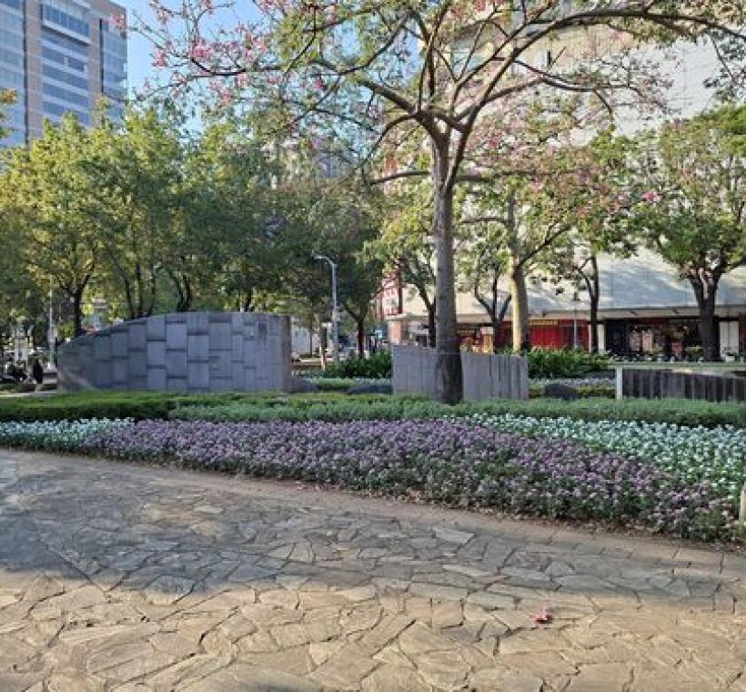 公園處在林森公園規畫綠美化空間，靠近欣欣百貨一側種植日日春。