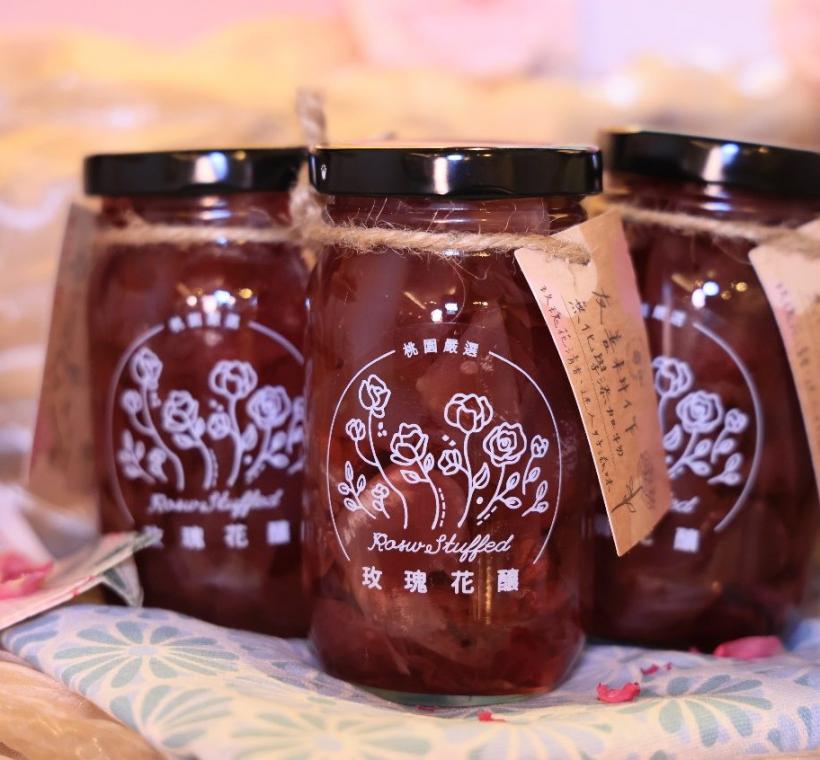 晴光商圈於幸福市集販賣玫瑰花釀等優質產品