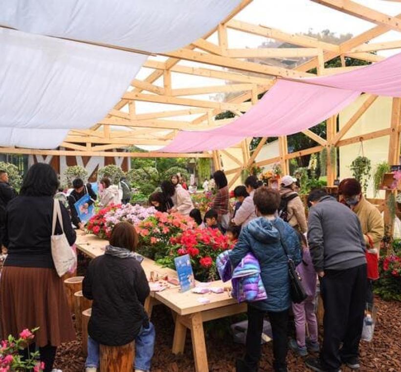 杜鵑花屋不只是裝置藝術，也為現場賞花的民眾提供一個暫時休憩之處