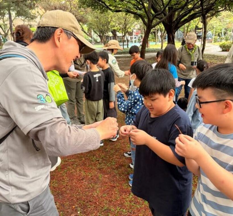 於青年公園舉辦的「尋花／拾花」活動，帶小朋友一起認識樹上和地上的動植物