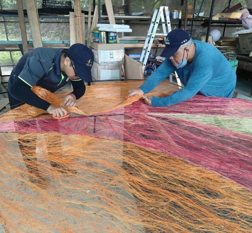 採用瓊麻布等天然素材製作蝴蝶翅膀，點綴主景穹頂花海展區，完全詮釋「蝶舞派對」展區