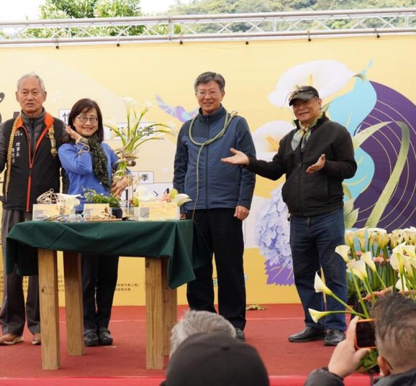 林副市長,陳思宗理事長,林傳琦分署長穿戴赤腹游蛇藝術品並與蔡爾平老師合影