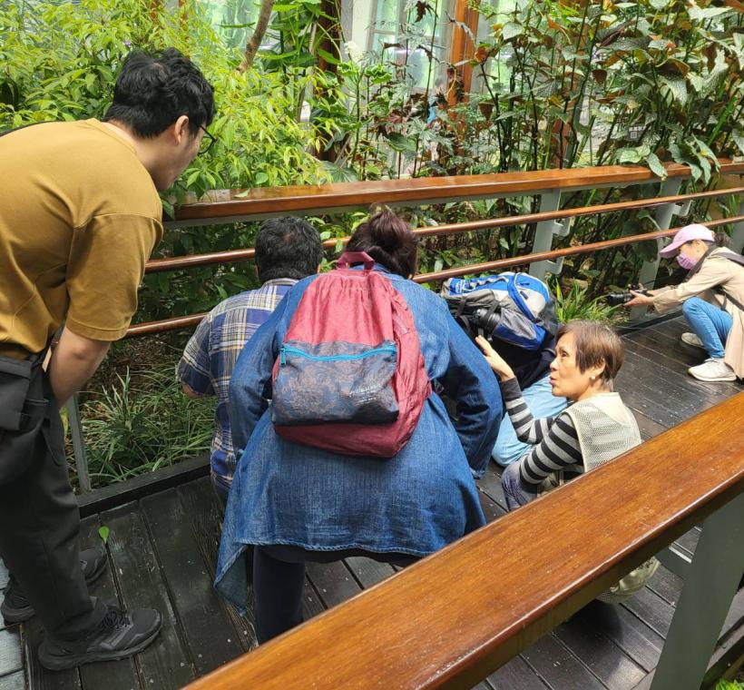 圖13志工老師專業解說植物新知，有問必答。歡迎民眾預約免費團體導覽服務。