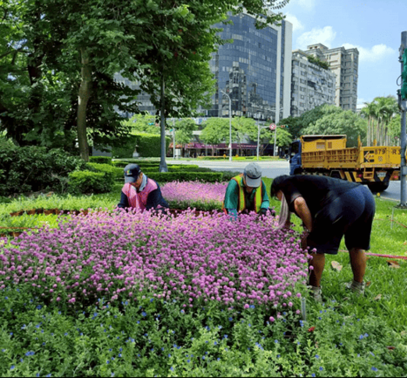 景觀出自臺北市工務局公園處苗圃工班的能人巧手，以神奇的綠手指間默默獻上光輝十月的祝福