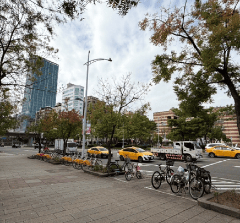 漫步人行道上黃連木橘紅變色