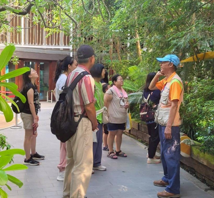 遊客仔細聆聽導覽