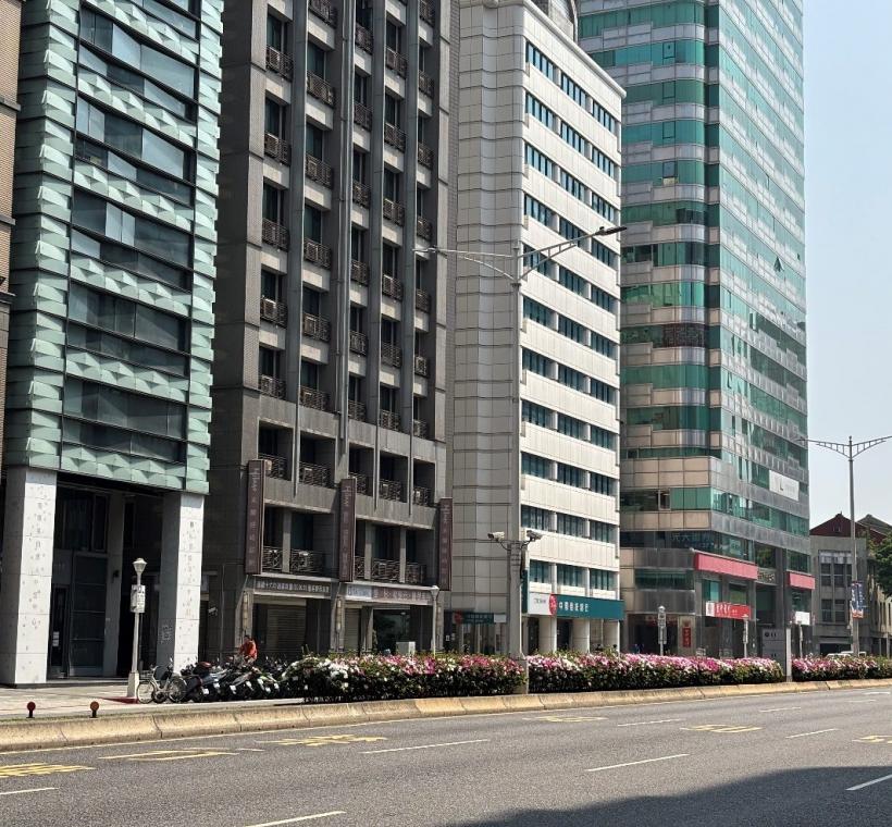 忠孝東路上成片的杜鵑花在春風中搖曳生姿，為北市街頭注入滿滿活力