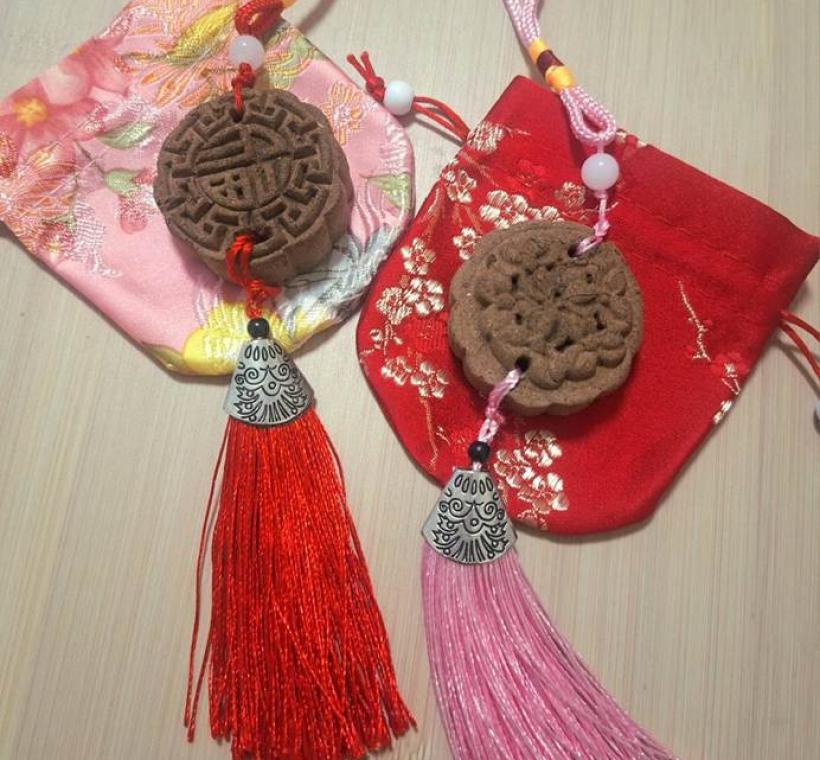 親手塑形各式植物香粉，將草木芬芳凝為天然掛飾的「植物香牌」。