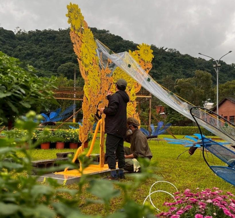 半隻羊立體書藝術工作室藝術家正為「蛻菊」展件繪製大菊花紋