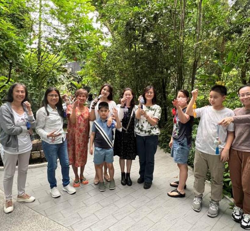 民眾在植物環繞下體驗各式療癒活動。