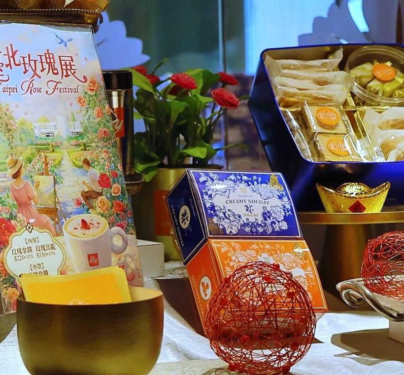 歐華酒店推出玫瑰拿鐵及玫瑰花茶，民眾可以搭配歐麗蛋糕房的甜點品嘗