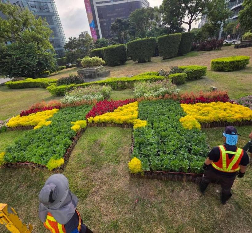 出自公園處苗圃工班的能人巧手，以神奇的綠手指間默默獻上光輝十月的祝福