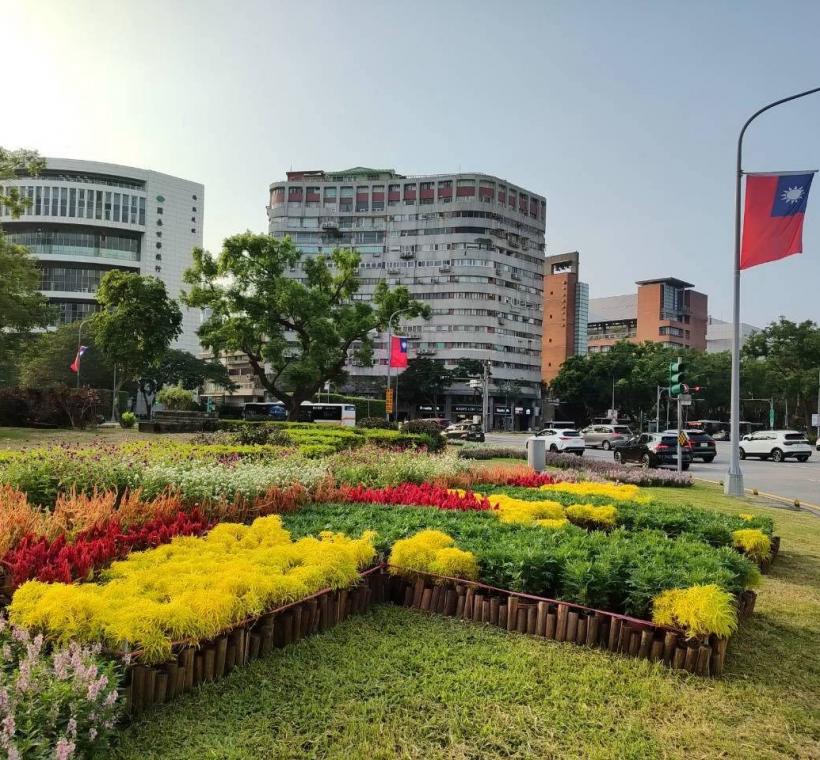 仁愛圓環兩處雙十主題花卉造景悄然綻放，以繽紛花色妝點城市風景
