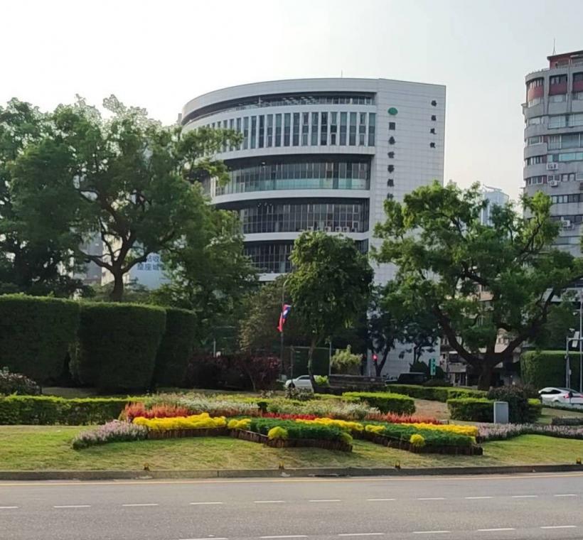  仁愛圓環兩處雙十主題花卉造景悄然綻放，以繽紛花色妝點城市風景
