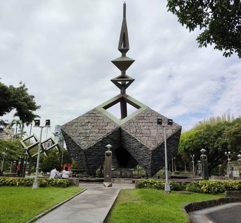 二二八和平公園黃仙丹花迎風盛放，彷彿將夏日的熱情凝聚成一團團絢麗花火，在道路分隔島、綠帶及街角綠地綻放耀眼光彩