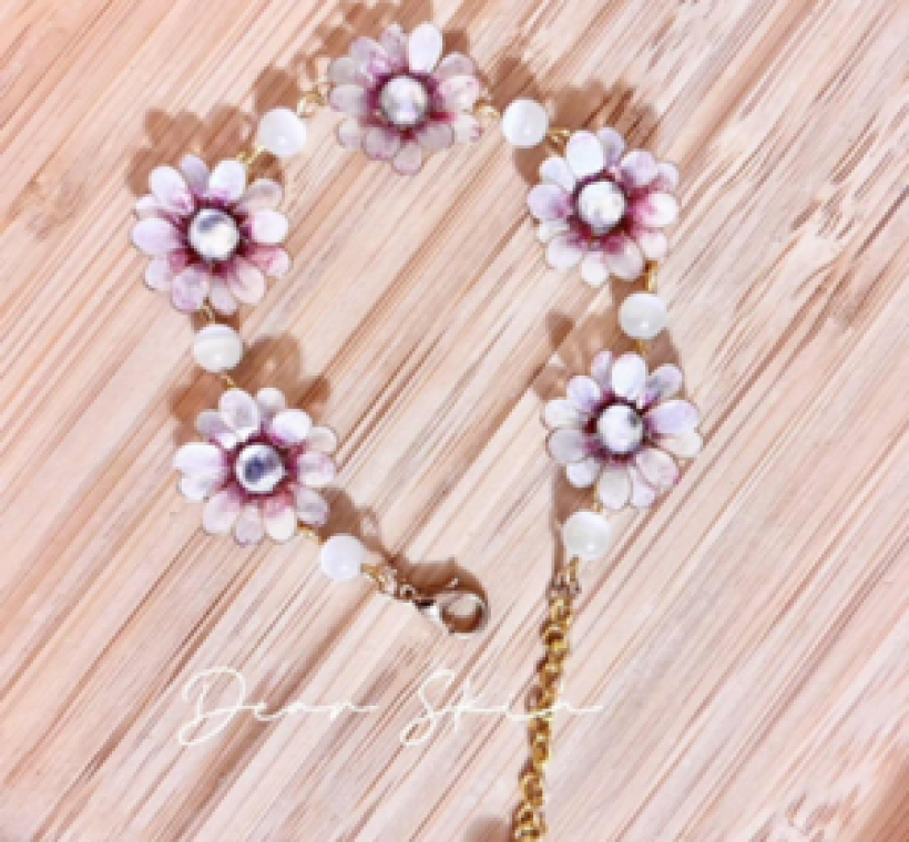 Dear Skin蒂絲手作坊的「閨蜜雛菊手錬」，送禮自用兩相宜