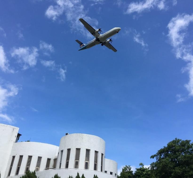 漫步新生公園，偶爾還能遇見飛機低空掠過藍天，近距離感受引擎轟鳴劃過天際的震撼。