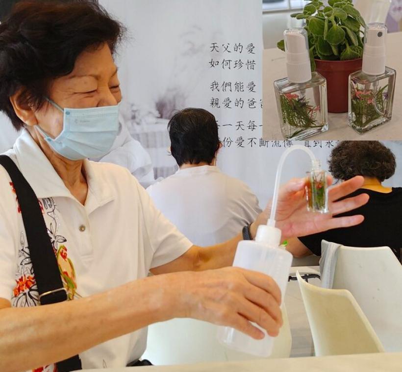 最後灌入酒精完成芳香瓶製作。