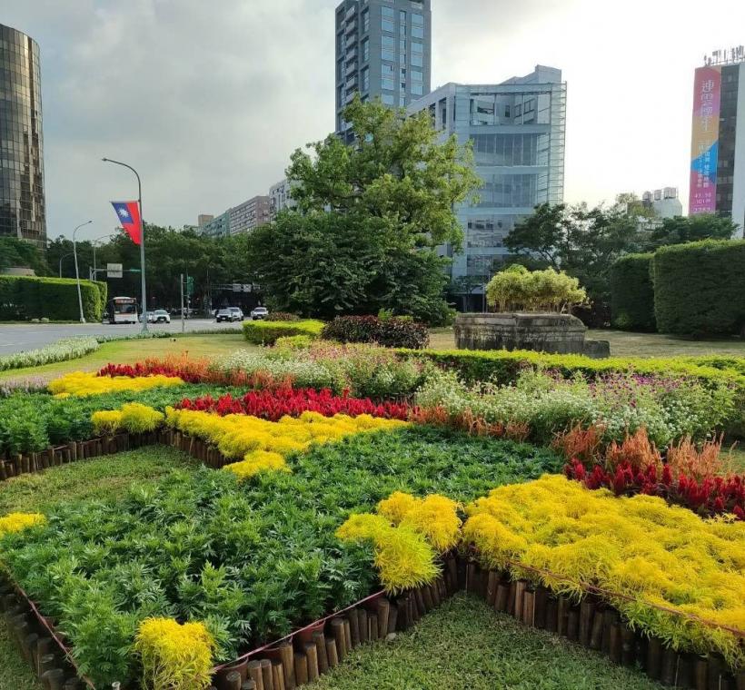 仁愛圓環兩處雙十主題花卉造景悄然綻放，以繽紛花色妝點城市風景