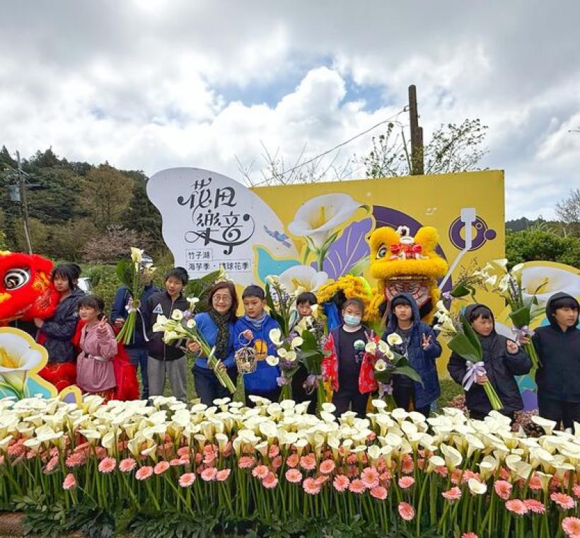 林副市長與湖田國小同學在花田樂章打卡點合影