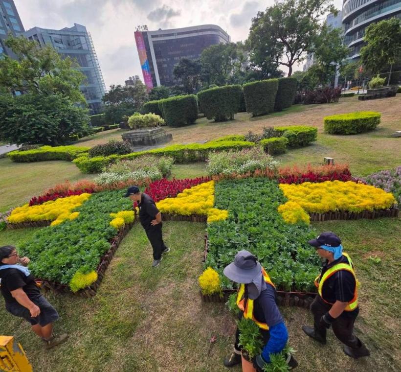 出自公園處苗圃工班的能人巧手，以神奇的綠手指間默默獻上光輝十月的祝福