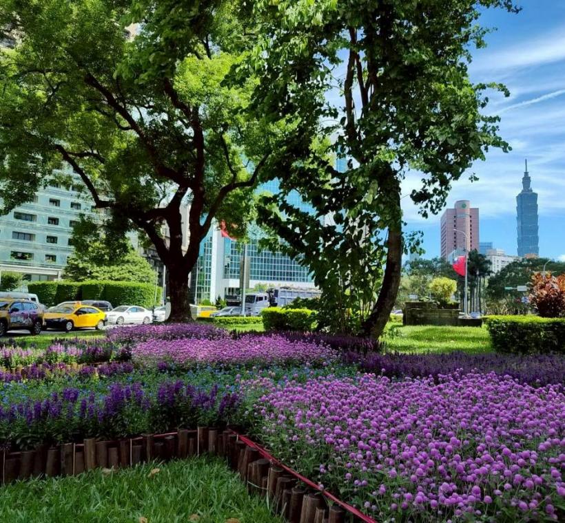 節慶期間佈置造景，多元造型及物件等為市民帶來不同感官刺激，因此仁愛圓環可譽為「臺北市城市綠化櫥窗」也不為過