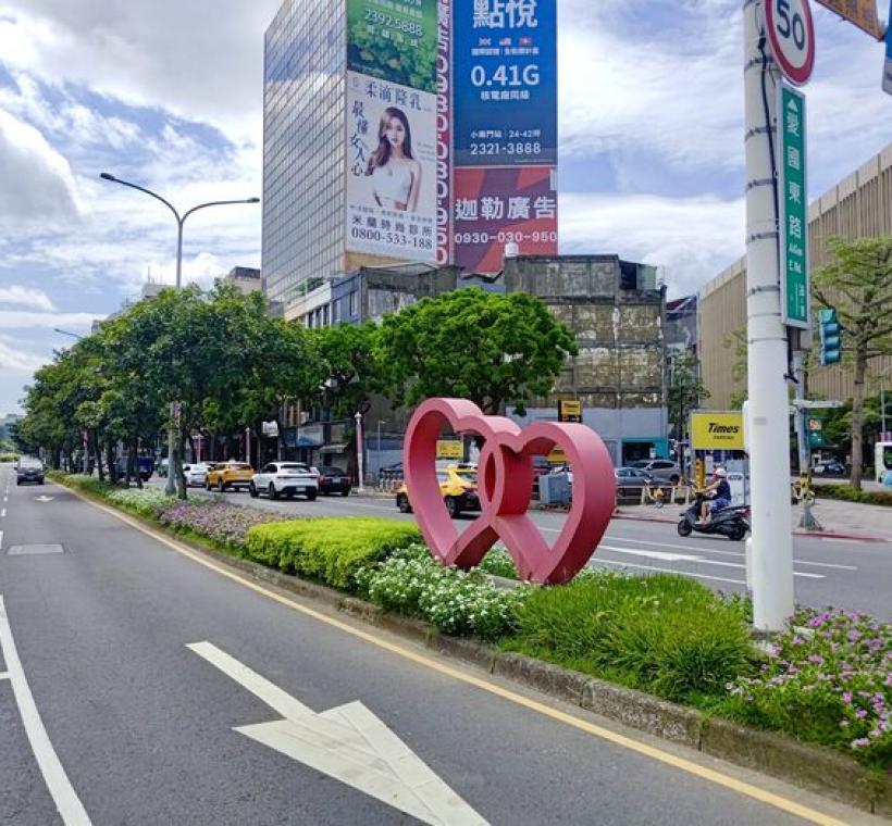 愛國東路與街區呼應，日日春綻放如花嫁般浪漫