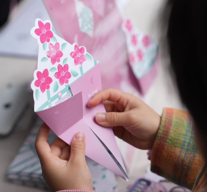 「愛的自我定義卡」花季集邀請大家跟隨花季認識城市，並寫下自己對愛的想像與定義。