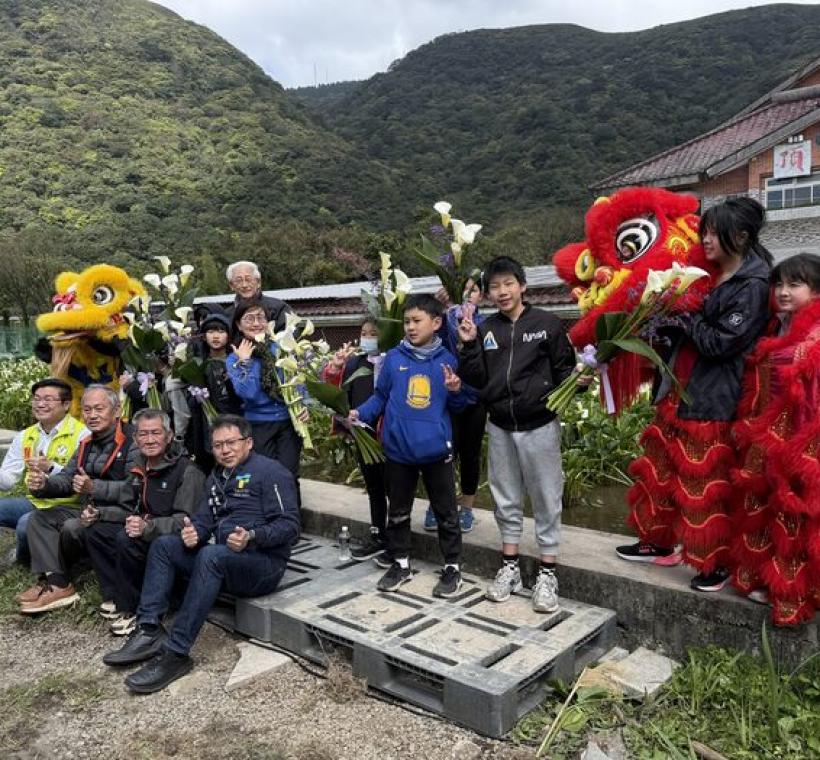 林副市長及來賓們與湖田國小同學在海芋田前合影