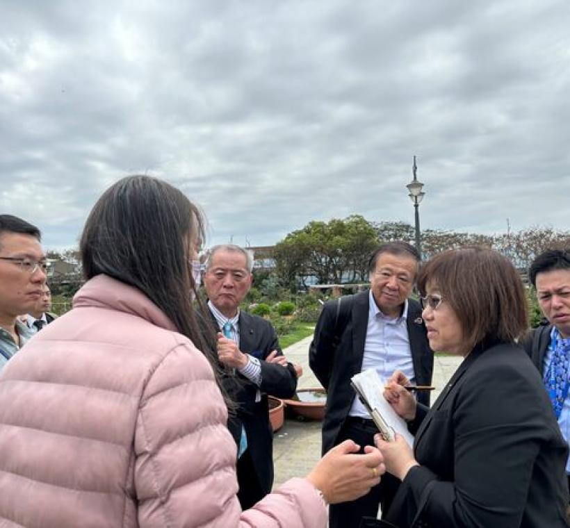 礪波市長夏野修率領代表團，與圓山所進行園藝技術交流。