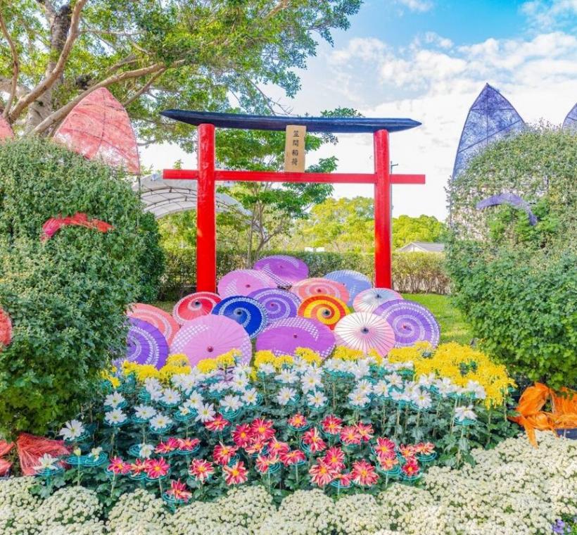 3米高的狐狸型菊搭配笠間稻荷神社鳥居，讓您感受濃濃的日式風情