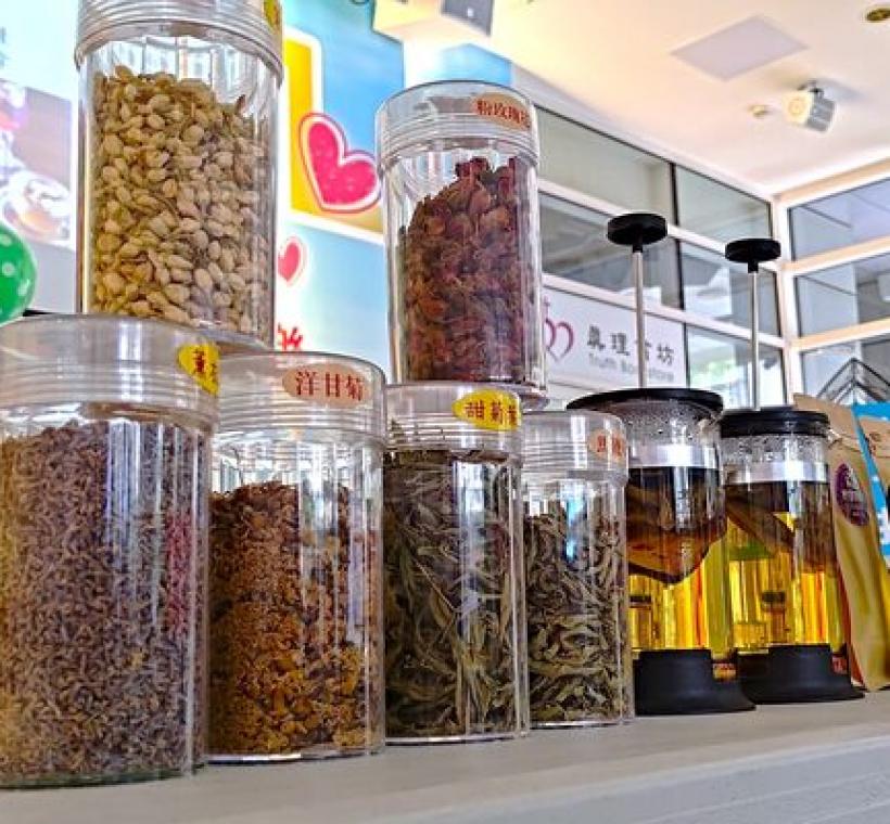 示範配置不同種類的香草茶