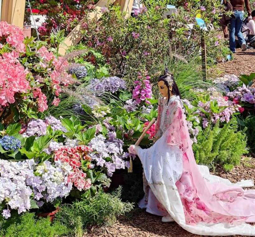 公園內的春季花卉布置也吸引民眾帶著心愛的夥伴前來取景