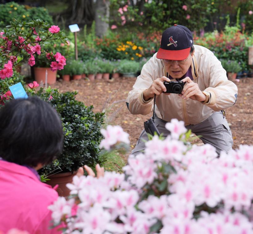 《拾花號 A’rk》內外的杜鵑及季節花卉是參觀民眾最喜歡的拍照打卡景點。