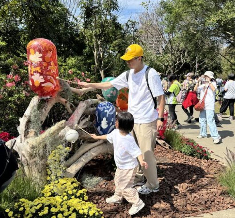 「海潮鼓韻」音樂互動裝置，色彩鮮艷的浮球讓大小朋友忍不住拿起木槌敲打出獨一無二樂曲。