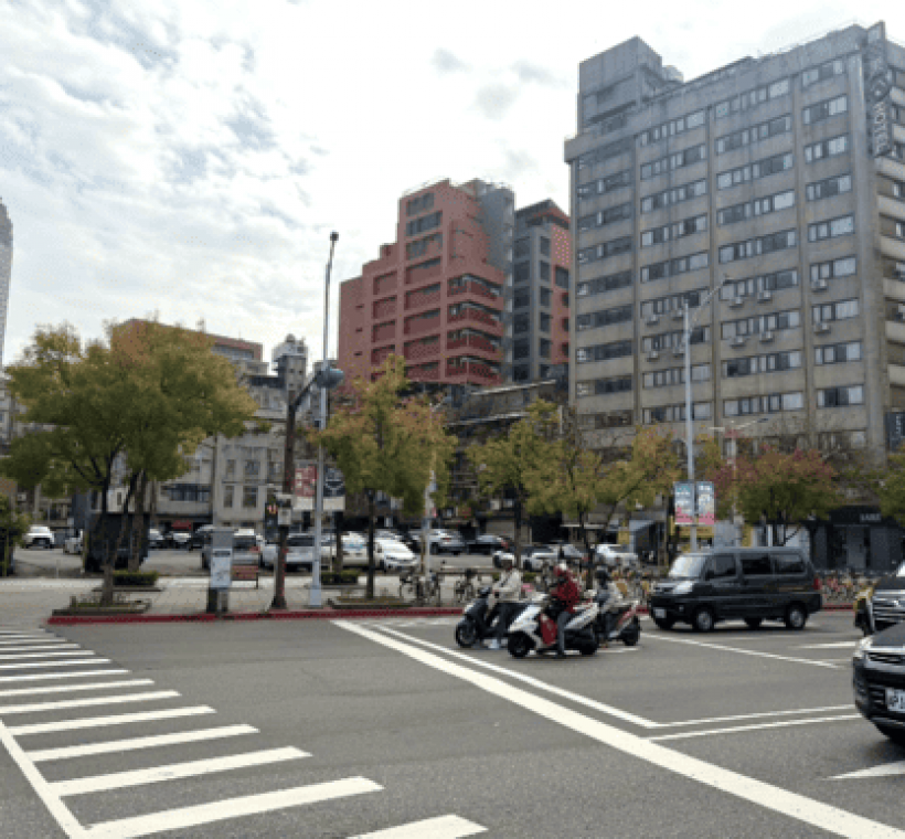 短暫等停體驗城市中黃連木變紅近況