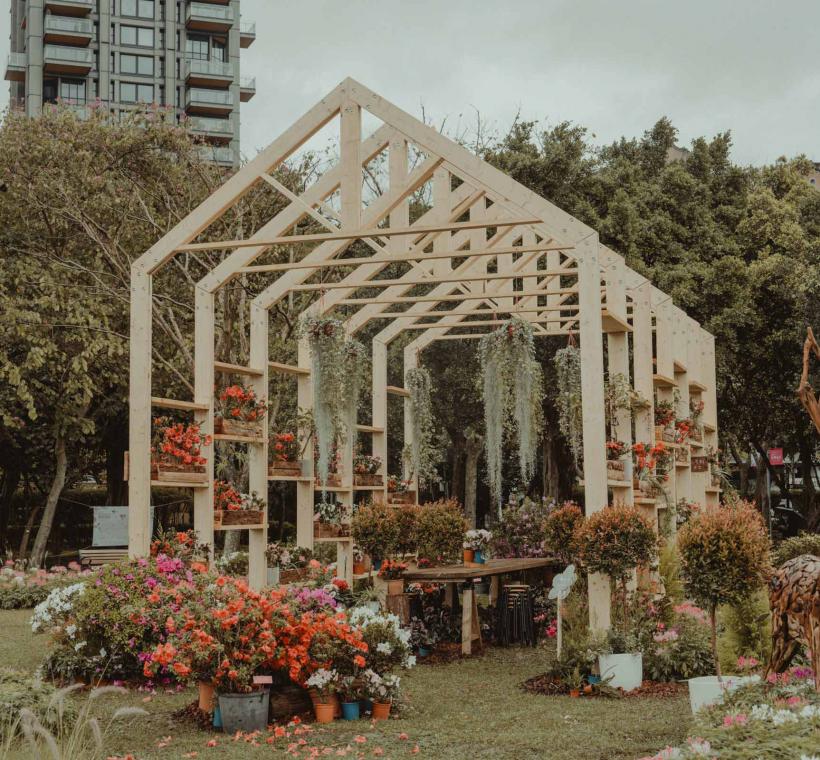 鵑流不息展區：以日系洋派的建築結構「真束洋小屋」呈現主建物，並搭配多品系杜鵑展示，讓三月春日極度浪漫。