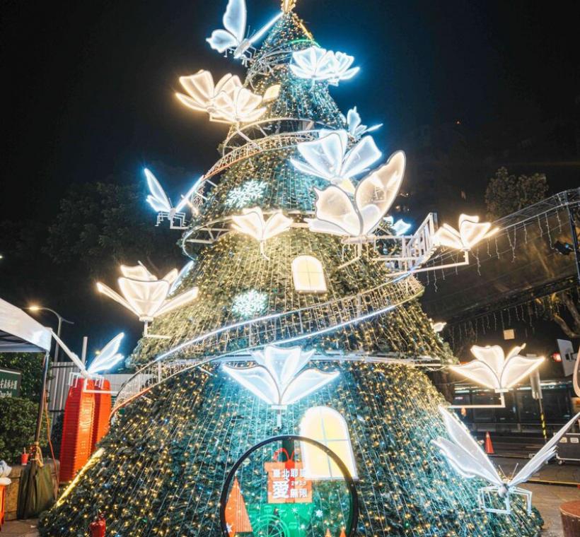 臺北捷運公司於新生南路信義路交叉口大安森林公園11號出入口打造耶誕主燈「星願樹」。（圖片來源：臺北市政府觀光傳播局）