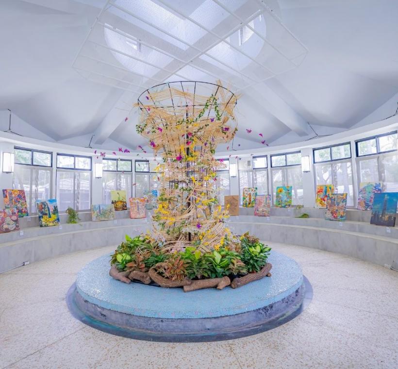 於八角亭展出「台灣好好玩2025台北101國際繪畫比賽」得獎的30幅作品，帶民眾以藝術視角欣賞花綻台北城的精采及舉世無雙的臺灣樣貌。