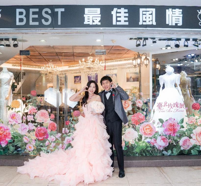 最佳風情國際婚紗店面貼上玫瑰窗景更顯浪漫