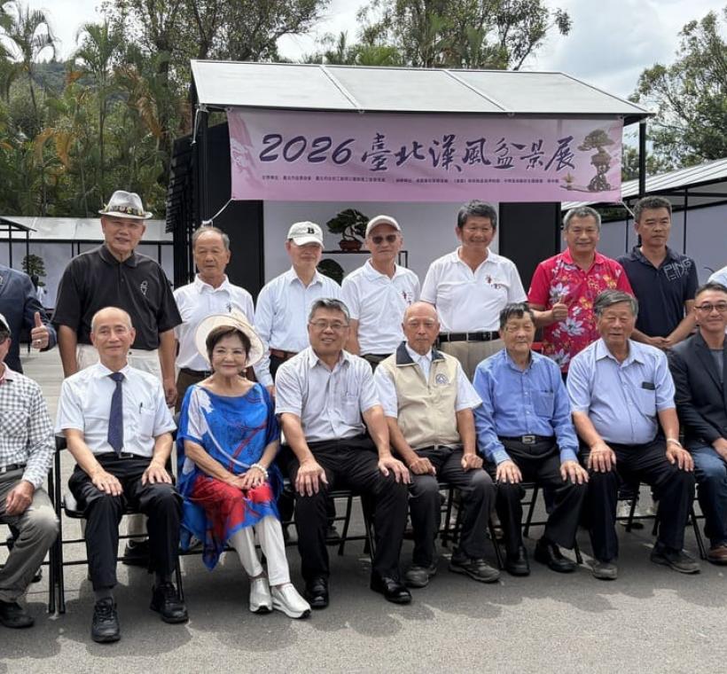 圖7.游錫坤理事長及貴賓與公園處吳文慶副處長開幕合影
