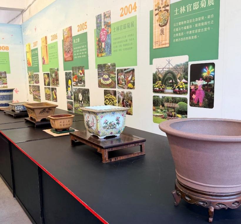 古盆區展出名家珍藏，首次亮相的歷史器物，展現時光淬鍊的典藏之美。