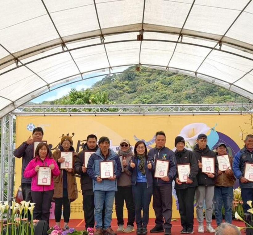 林副市長與海芋地景藝術得獎者合影