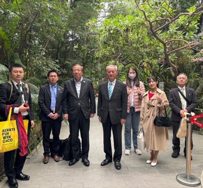 礪波市長夏野修率領代表團，與圓山所同仁於臺北典藏植物園合影。