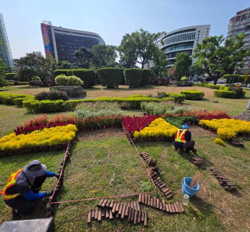 出自公園處苗圃工班的能人巧手，以神奇的綠手指間默默獻上光輝十月的祝福